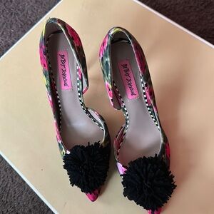 Betsey Johnson Pom Pom floral pump size 7.5 basically brand new never worn